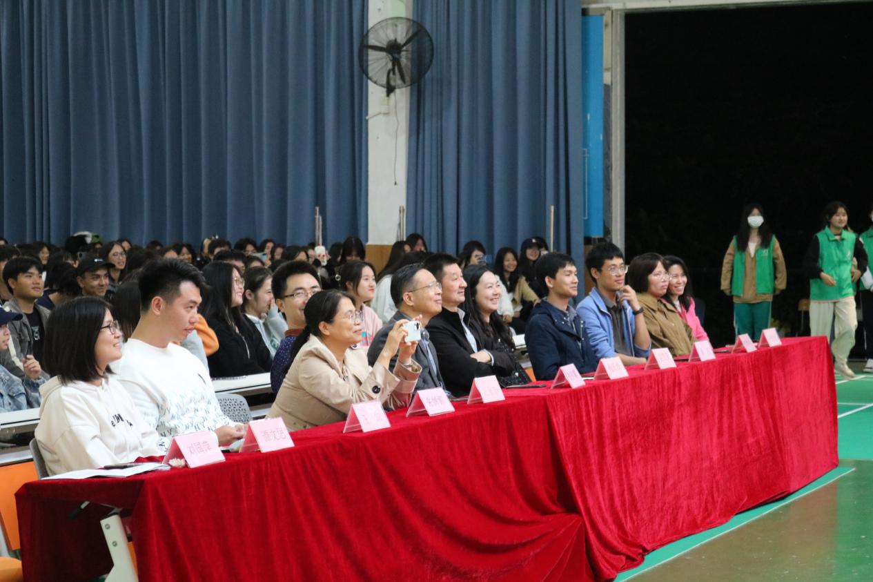 图:花都校区活动现场-师生认真聆听 图:花都校区活动现场-师生认真聆听